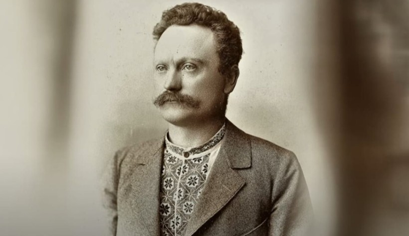 Архівне фото Івана Франка. Письменник зображений у піджаку та вишитій сорочці, з характерними вусами та зосередженим поглядом.