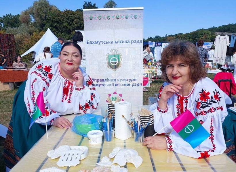 Олена (праворуч) на заході, присвяченому Дню вишиванки, де провела майстер - клас для земляків по рідкісному ремеслу – алебастровій ліпнині, де кожен охочий працював з гіпсом, розмалював виріб та узяв додому частинку Донеччини й рідного дому.