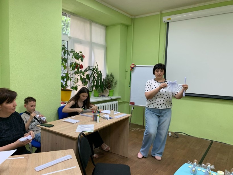 Діти під час заходу-реквієму виготовляють паперових журавликів