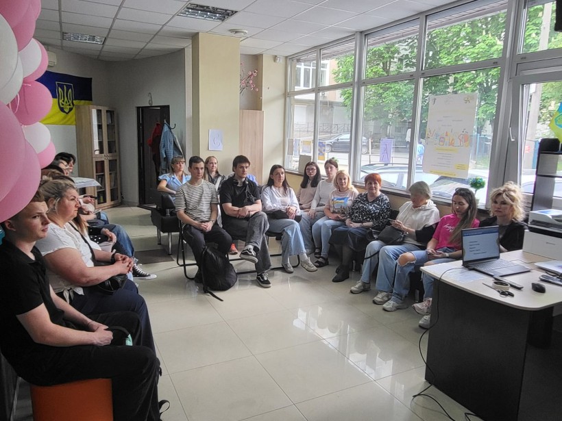 Учасники тренінгу слухають теоретичну частину заходу