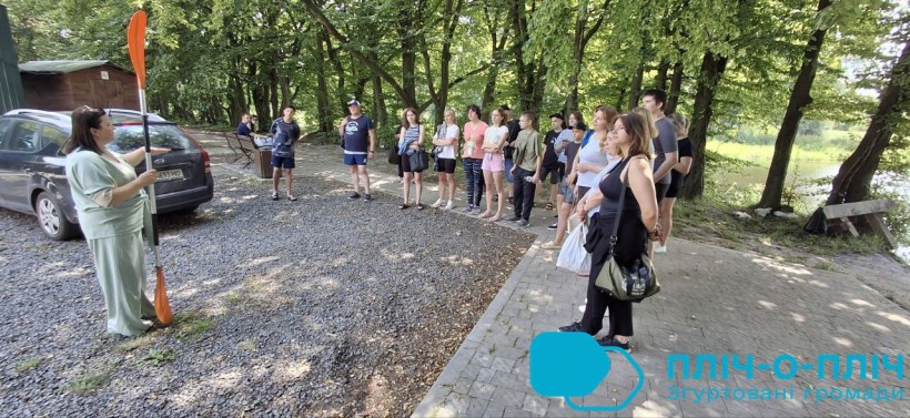 Учасники запливу на інструктажі. Перед початком сплаву слухають детальний інструктаж та роз'яснення правил поведінки на воді.