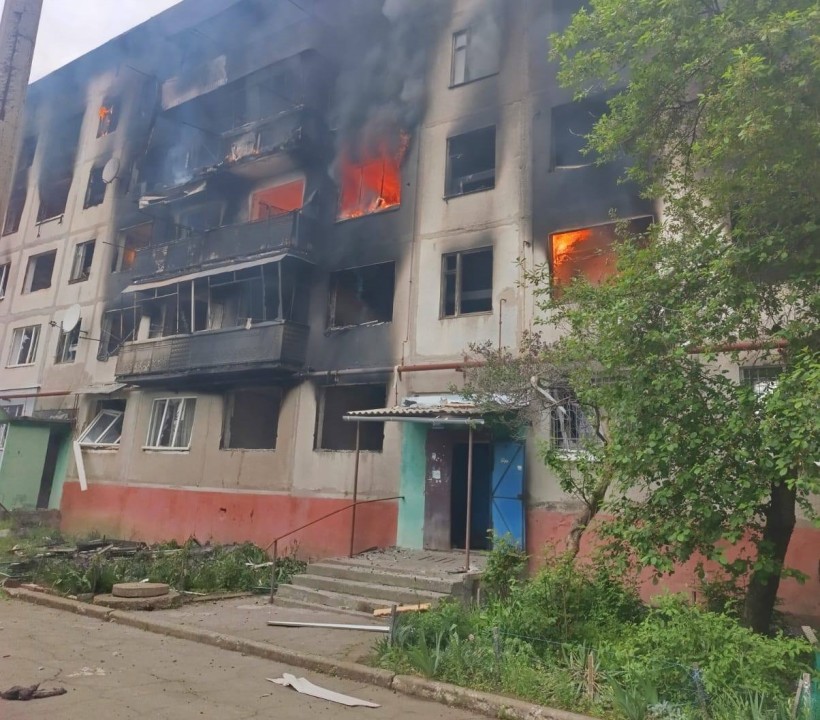Пожежа в багатоповерхівці після обстрілу