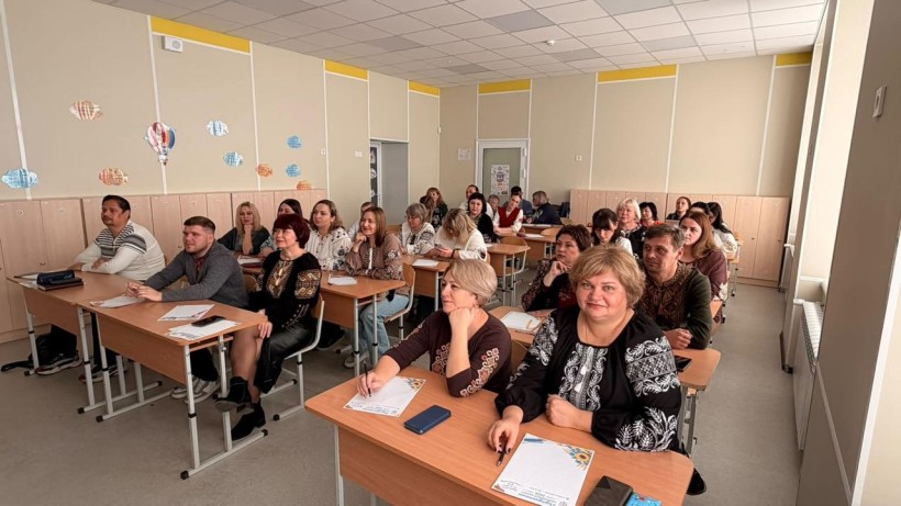 Освітяни Донеччини під час написання диктанту національної єдності