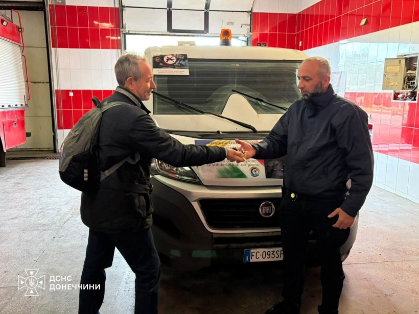 Італійський благодійник передає автівку рятувальникам Донеччини