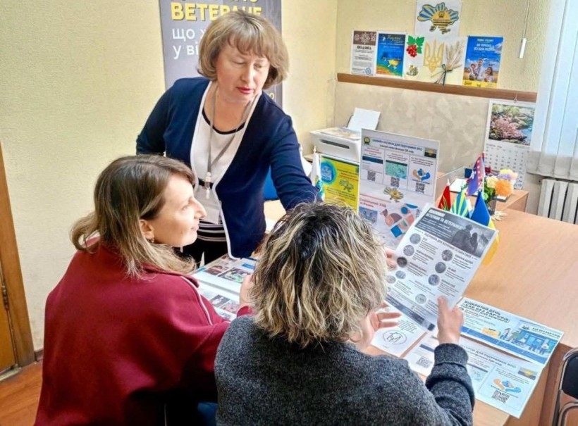 Під час заходу «Хаб без бар’єрів: відкрито для кожного» переселенки знайомляться з державними, соціальними, правовими й освітніми можливостями.