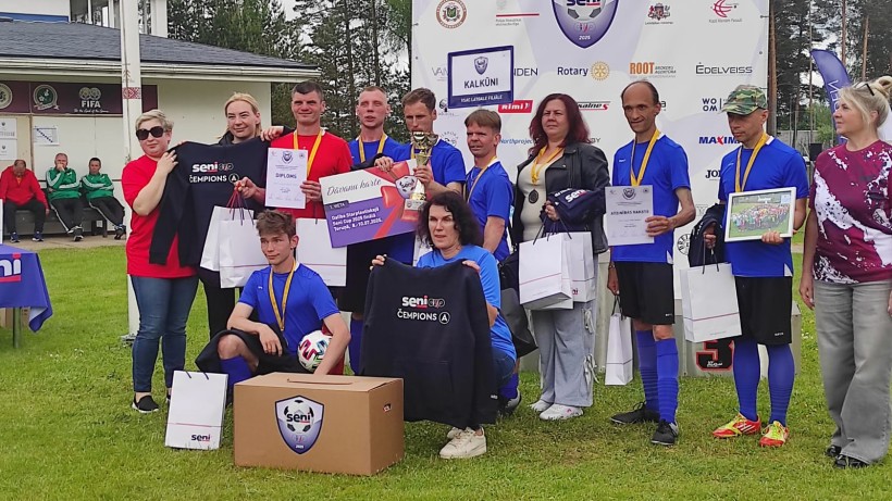 Нагородження за зайняте 1 місце у футбольному турнірі Seni Cup Latvija команди  мешканців Бахмутського психоневрологічного інтернату