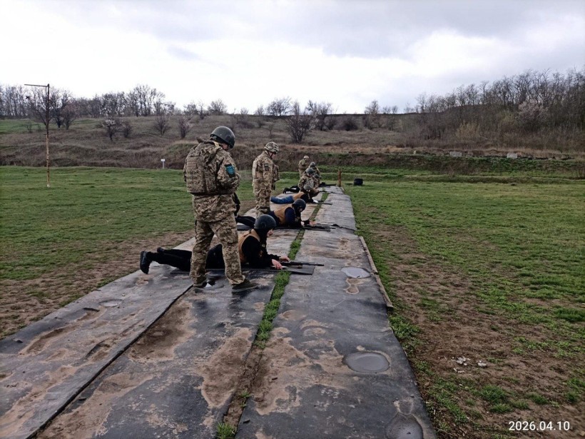 У польових умовах учасники відпрацьовують тактичні дії, пересування, взаємодію в групах, організацію спостереження та алгоритми реагування на умовні загрози.