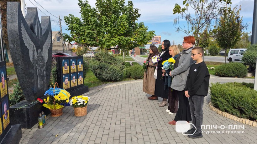 Представники громад кладуть квіти на Алеї слави
