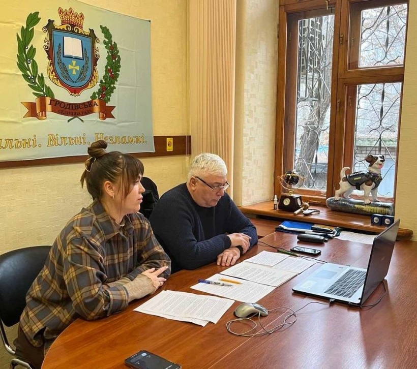 Володимир Руденко, начальник Гродівської військової адміністрації разом зі своєю заступницею Ліліаною Рябенко вітають і дякують всім присутнім за службу