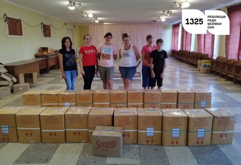 Волонтерки з Малих Кучурів відправляють посилки військовим