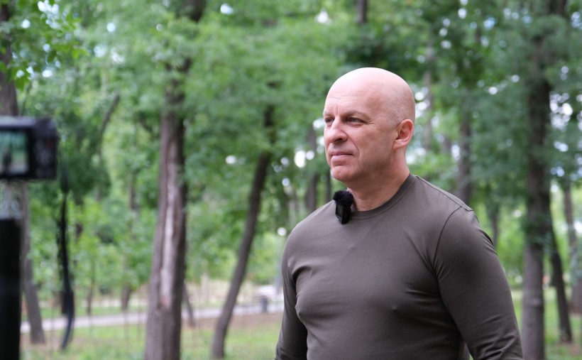 Вадим Філашкін у парку зустрічається з журналістами.