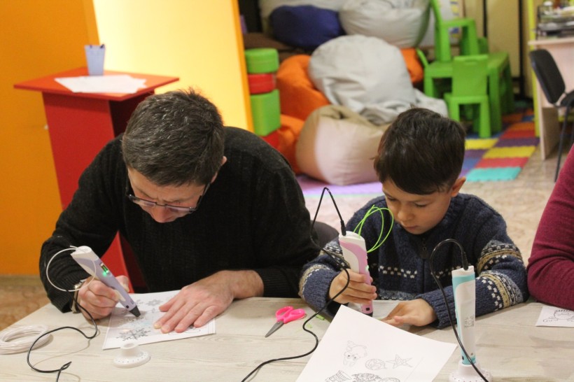 діти створюють 3D малюнки новорічних прикрас