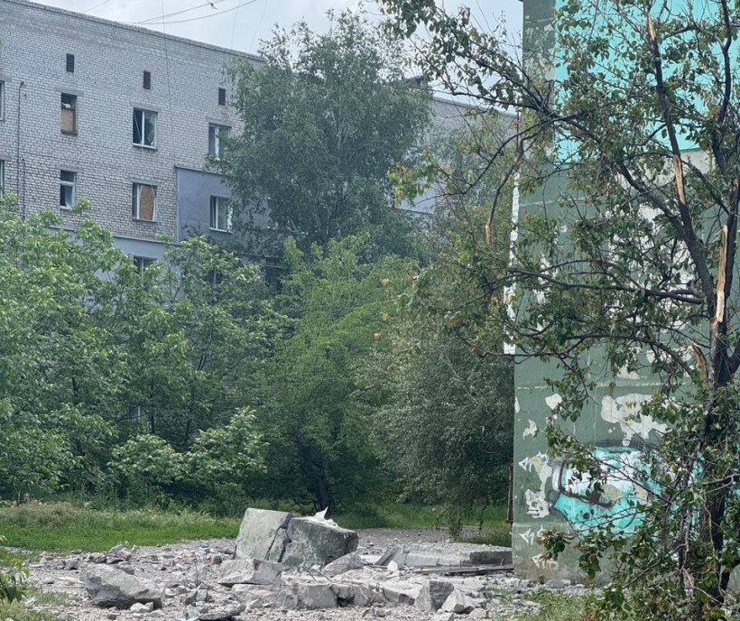 Уламки пошкодженої багатоповерхівки