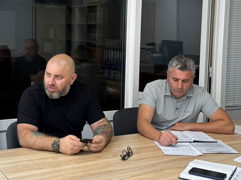 Учасники заходу під час обговорення питань