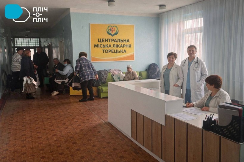 Хол центральної міської лікарні Торецька, релокованої на Житомирщину.