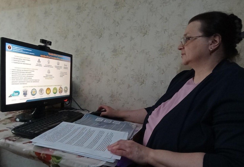 Олена Гречук, консультант роботодавця відділу надання послуг роботодавцям Селидівсько-Мар’їнського управління Покровської філії Донецького обласного центру зайнятості, проводить консультацію під час зустрічі