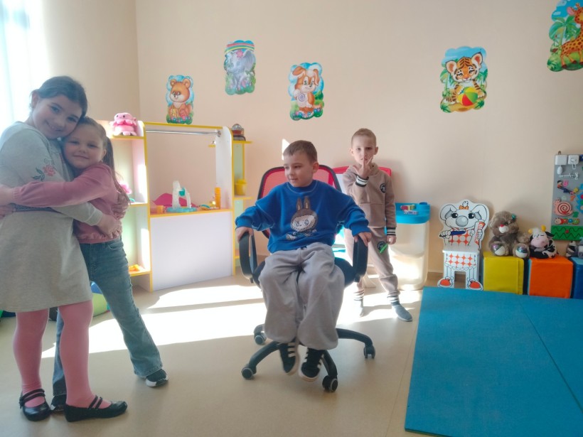 Діти під час заняття на освітньо-культурній локації Курахівської міської територіальної громади