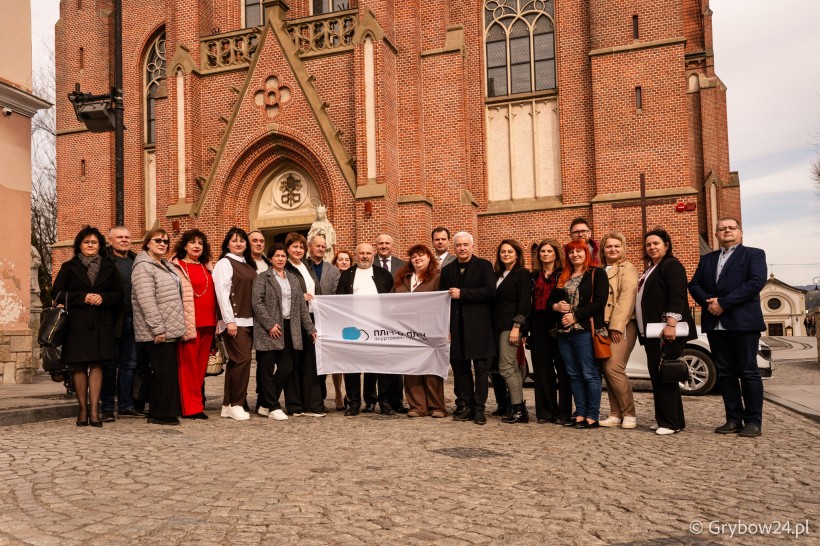 Спільне фото представників громад, попереду тримають прапор «Пліч-о-пліч: згуртовані громади» .