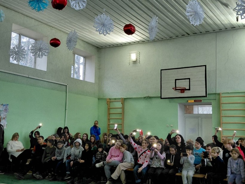 Діти з радістю слухають музичні виступи