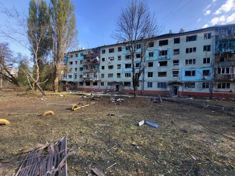 Пошкоджена будівля після ворожого обстрілу