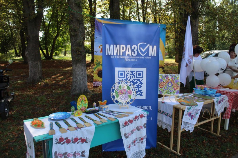 Виставка народної творчості. На столах лежать рушники, писанки.