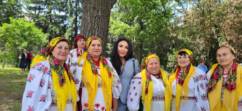 Учасниці фестивалю, літні жінки вдягнені у вишиванки, голова покрита різнокольоровими хустинками. Поруч представниця однієї із громад.