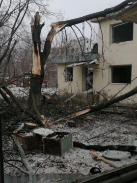 Пошкоджений будинок після ворожого обстрілу