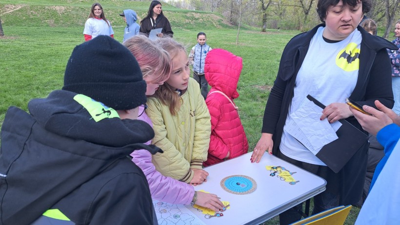 Діти Донеччини під час гри  на відкритій місцевості «У пошуках довгокрила»