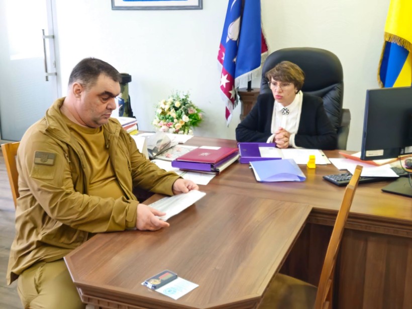 Начальник Авдіївської міської військової адміністрації Євген Удовенко спілкується з міським головою Умані Іриною Плетньовою