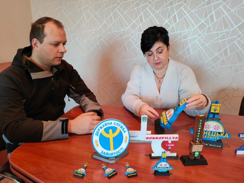 Максим Сідіч та Наталія Адамова сидять за столом