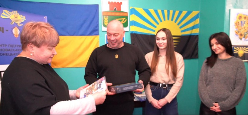 Лілія Золкіна вручає подарунки молоді Донеччини
