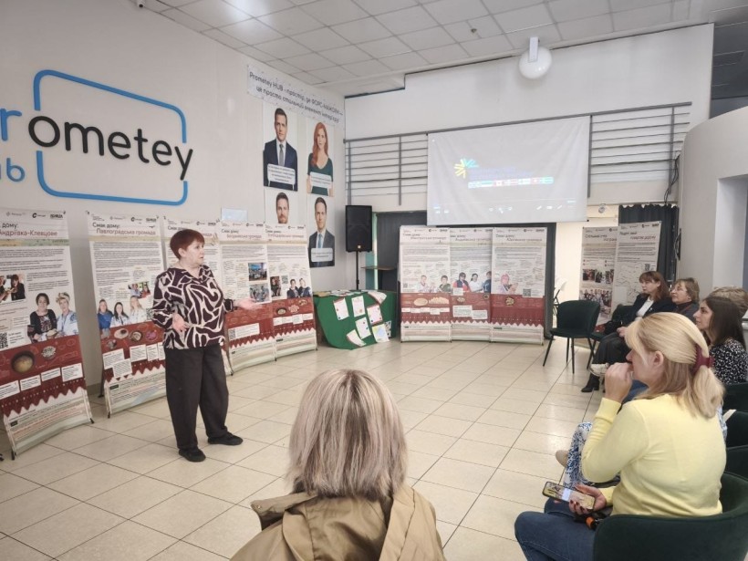Ведуча заходу проводить презентацію в просторі Prometey HUB перед аудиторією.