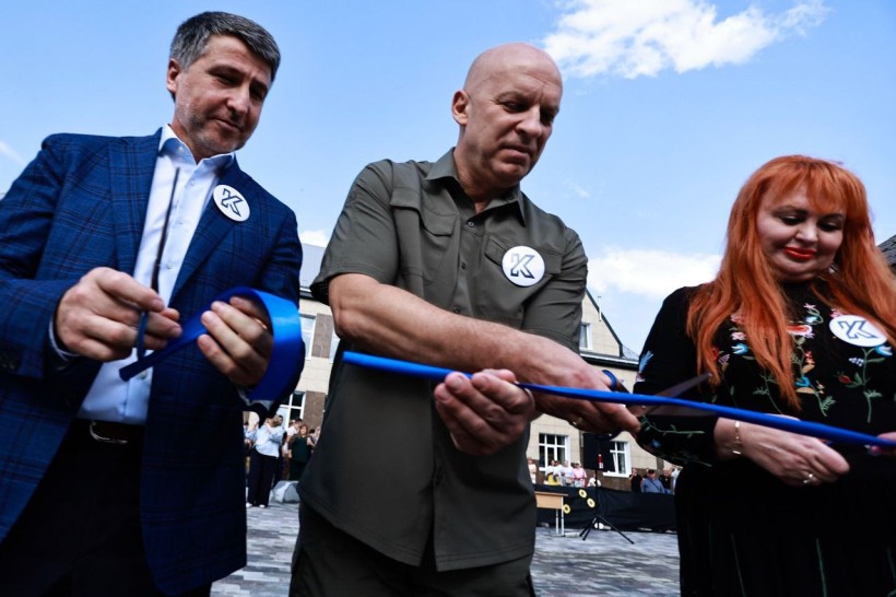 Вадим Філашкін, Вікторія Набокова та Мирослав Білецький розрізають стрічку
