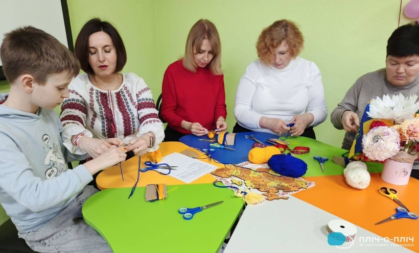 Учасники проєкту "Пліч-о-пліч", діти та педагоги, під час виготовлення ляльок-мотанок
