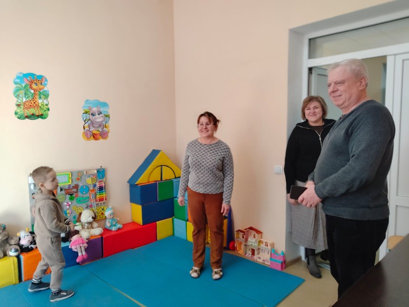 Директор департаменту освіти і науки Донецької облдержадміністрації Ігор Гаєвий та начальник управління освіти Курахівської міської ради Тетяною Філіпенко під час відвідин освітньо-культурної локації Курахівської міської територіальної громади