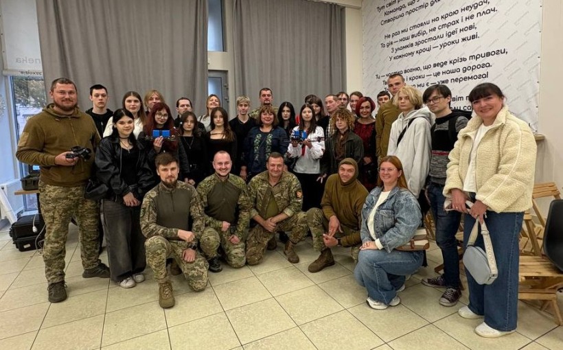 Спільне фото студентів маріупольських коледжів та військових після тренінгу у межах проєкту «Наша Донеччина. Наш дім. Наша фортеця».