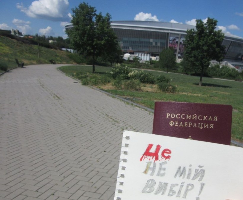 На фоні Донбас Арени російський паспорт з патріотичною запискою "Це не мій вибір"