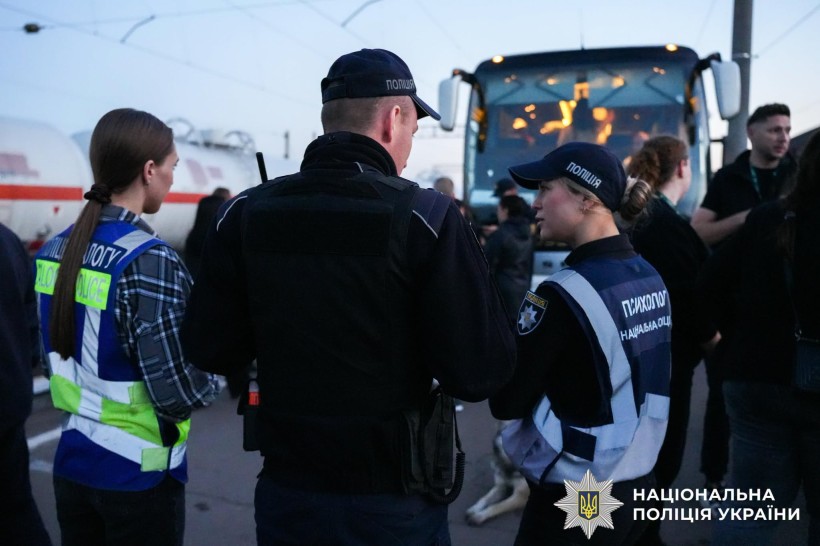 Представники служб зустрічають евакуйованих донеччан