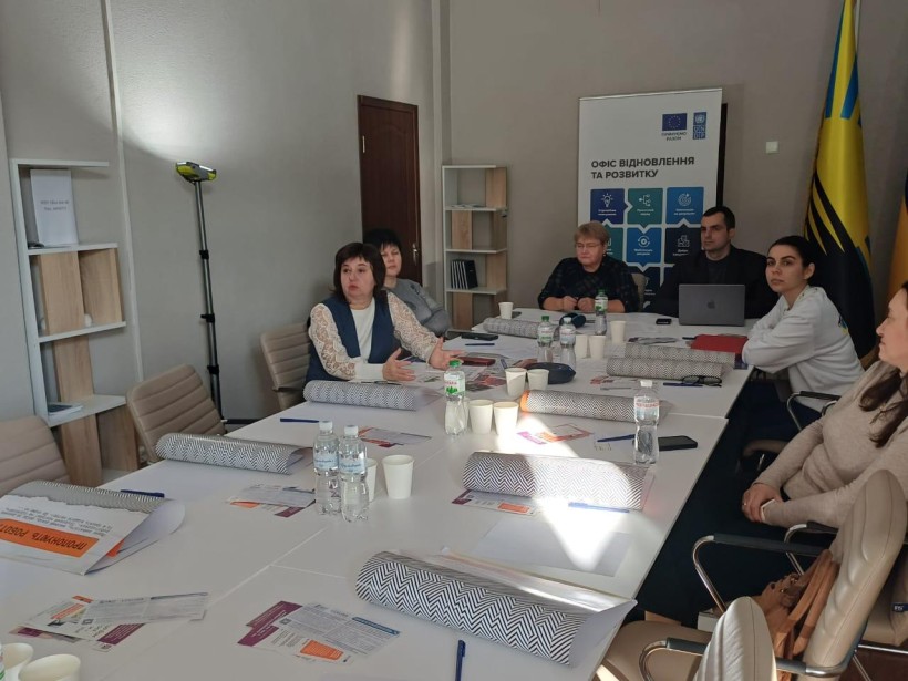 На засіданні обговорюють основні напрями проведення Міжнародної акції «16 днів проти насильства» в Донецькій області