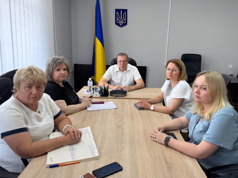 Представники структурних підрозділів Донецької облдержадміністрації під час засідання