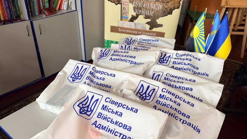 Пакунки з книжками та символікою Сіверської міської військової адміністрації