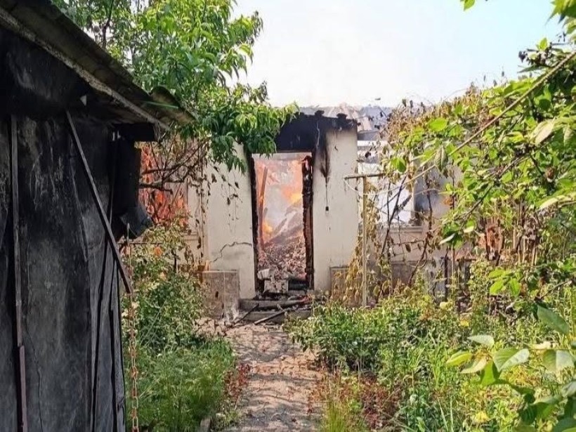 Зруйнований будинок після ворожого обстрілу