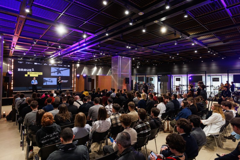 Учасники у залі.