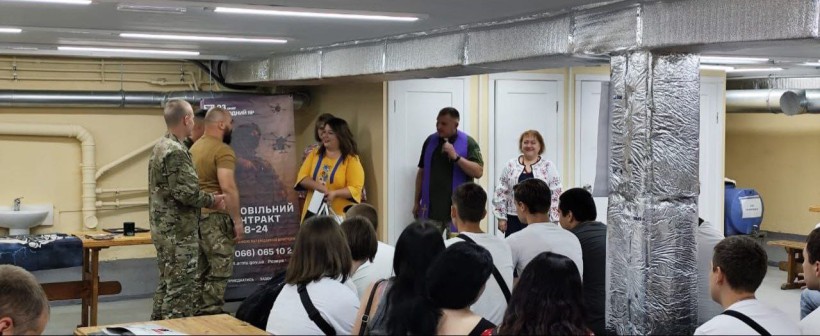 Військові та освітяни спілкуються з випускниками у залі під час заходу в межах проєкту «Моя Донеччина. Мій дім. Моя фортеця».