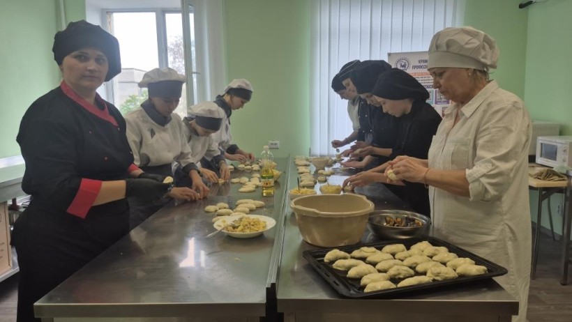 Майбутні кухарі під час практичних занять у кухні-лабораторії