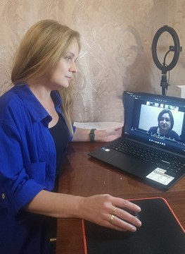 Бібліотекарка бере участь у навчальному занятті з питань штучного інтелекту