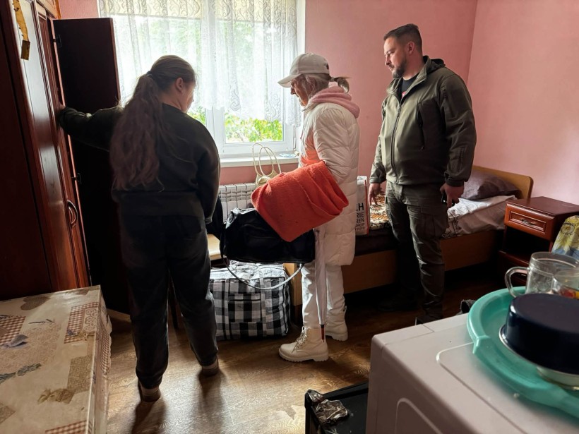Жінка оглядає кімнату в Будинку ветеранів