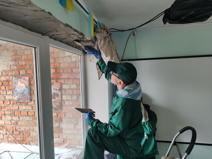Майбутні штукатури під час ремонту навчальних приміщень у межах виробничого навчання