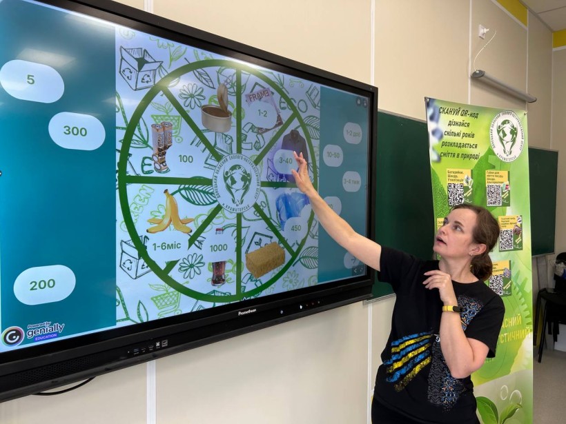 Керівник гуртка проводить з дітьми екогру