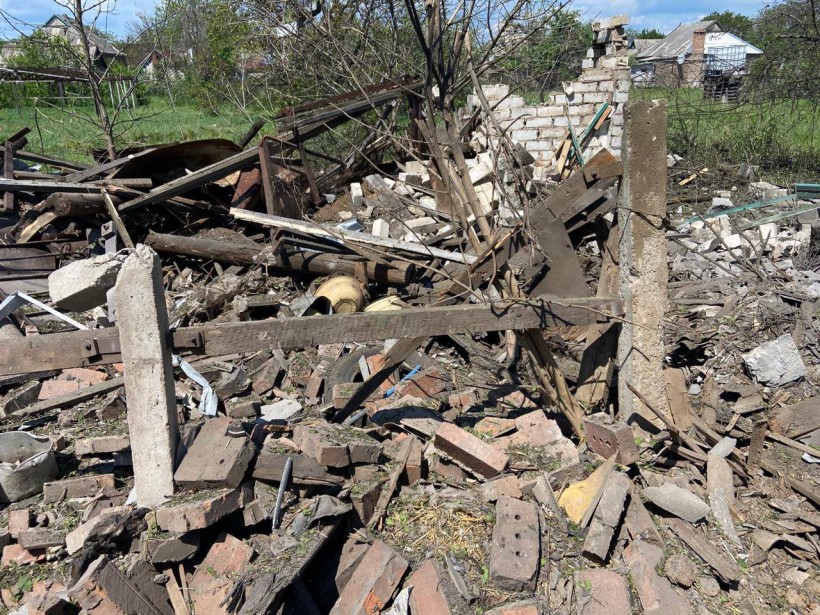 Зруйнована будівля після ворожого обстрілу